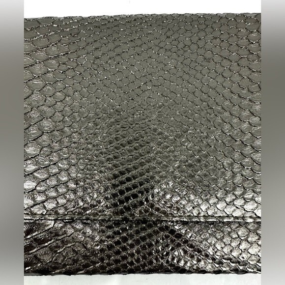 Neiman Marcus Vegan Leather Silver snakeskin embossed shiny wristlet/clutch - Picture 5 of 9